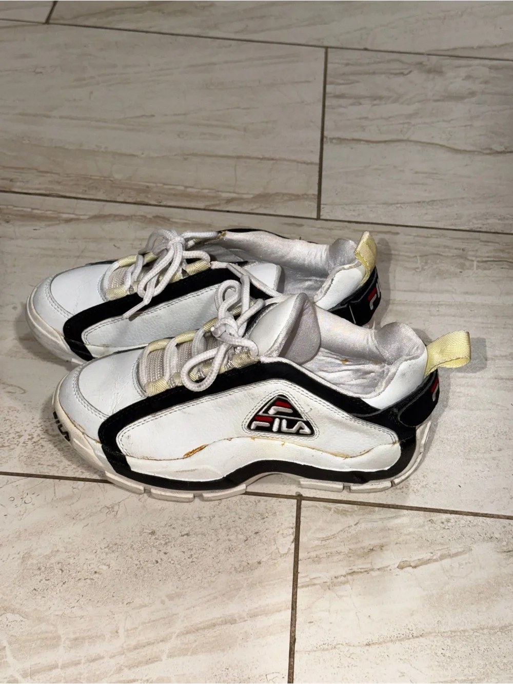 VINTAGE VERY OLD FILA White and Black Chunky Sneakers